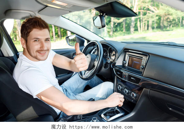 留着胡须看起来开朗的帅哥坐在车内竖起大拇指的加油点赞点赞手势图片